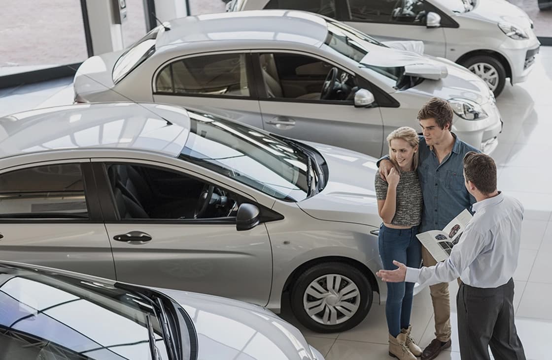 couple choosing a car